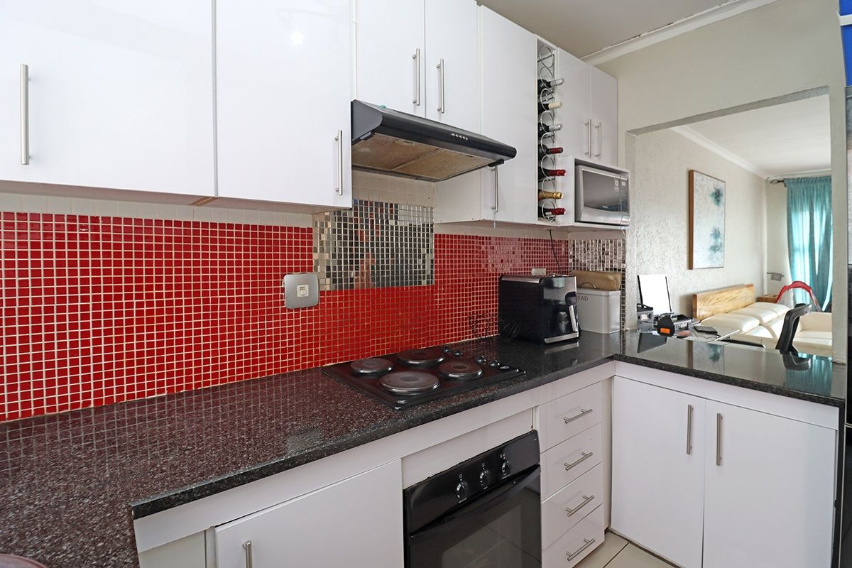 Townhouse Pending Sale In Sandton - Photo 2