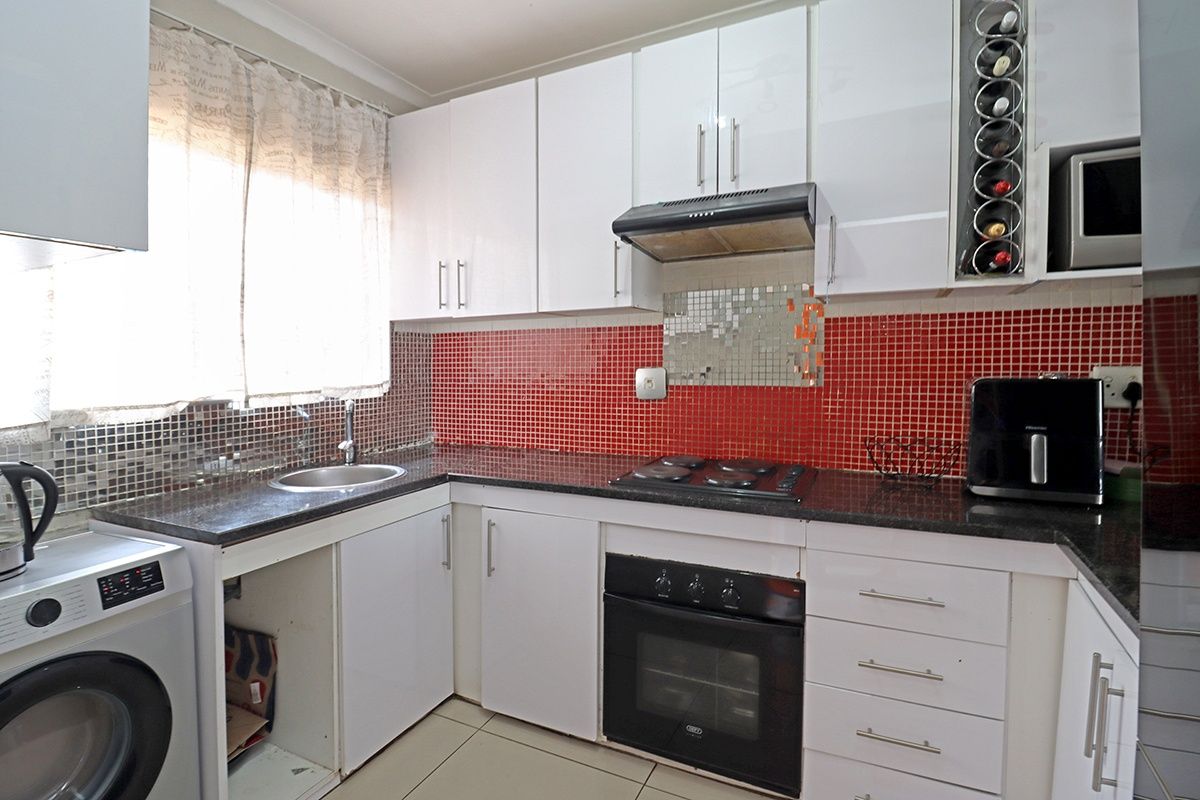 Townhouse Pending Sale In Sandton - Photo 4