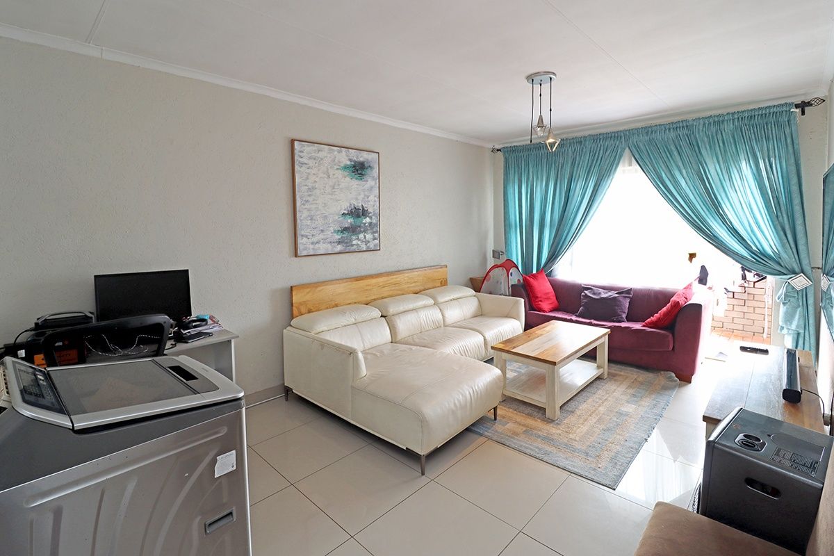 Townhouse Pending Sale In Sandton - Photo 5