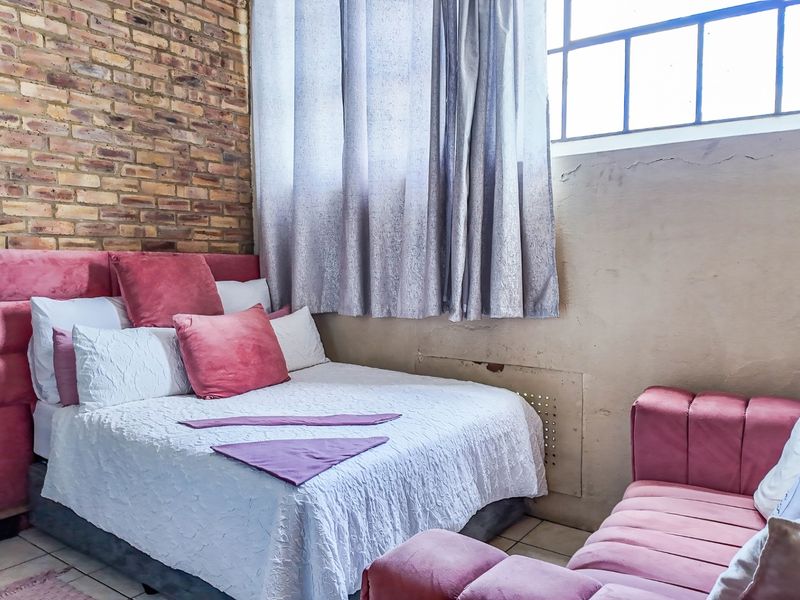 Apartment For Sale In Johannesburg - Photo 2