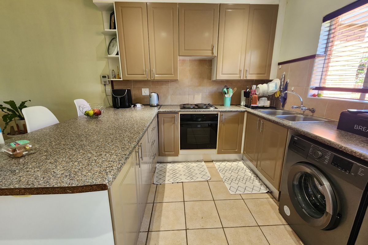 Townhouse Rental Monthly In Pretoria - Photo 3