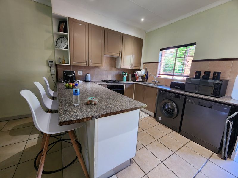 Townhouse Rental Monthly In Pretoria - Photo 4