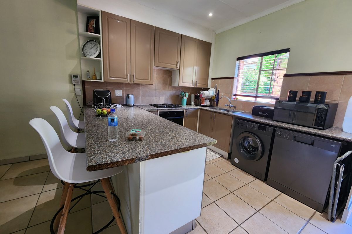 Townhouse Rental Monthly In Pretoria - Photo 4