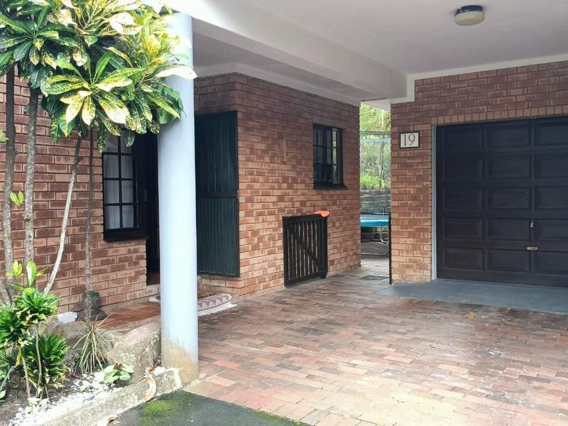 Townhouse For Sale In Margate - Photo 2