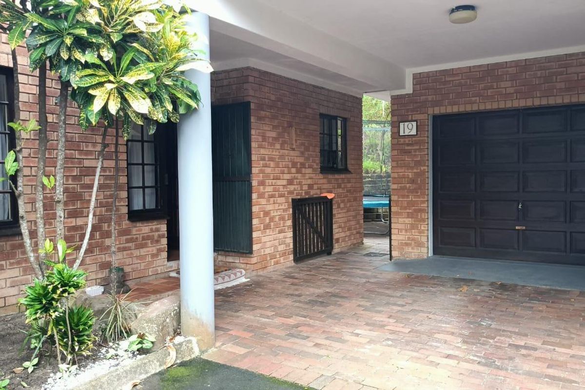 Townhouse For Sale In Margate - Photo 2