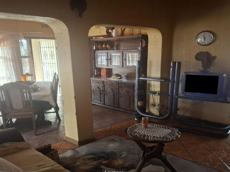 House For Sale In Tembisa - Photo 4