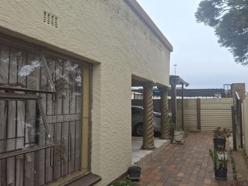 House For Sale In Tembisa - Photo 2