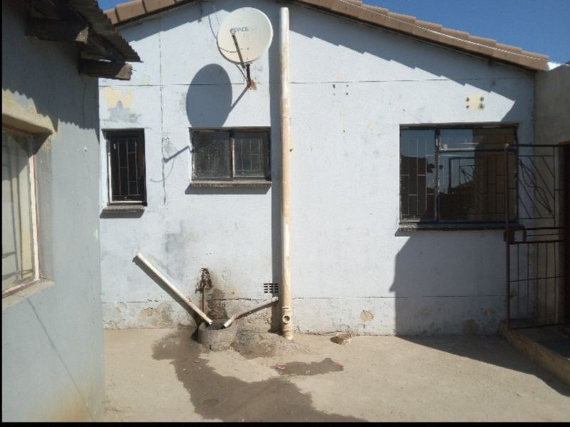Townhouse For Sale In Tembisa - Photo 4