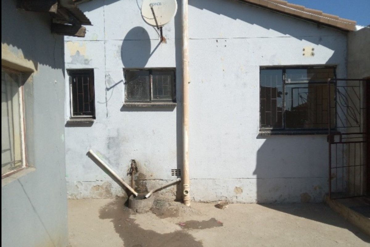 Townhouse For Sale In Tembisa - Photo 4