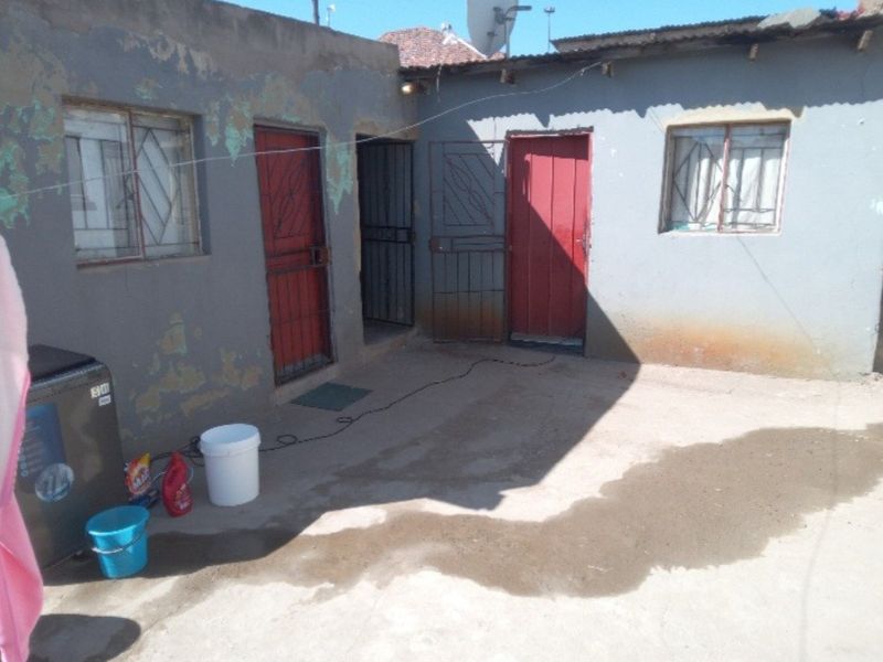 Townhouse For Sale In Tembisa - Photo 6