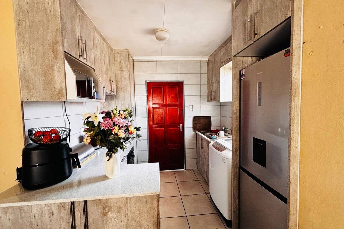 House Pending Sale In Midrand - Photo 4