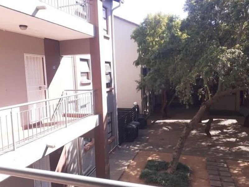 Townhouse For Sale In Randburg - Photo 9