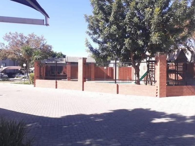Townhouse For Sale In Randburg - Photo 4
