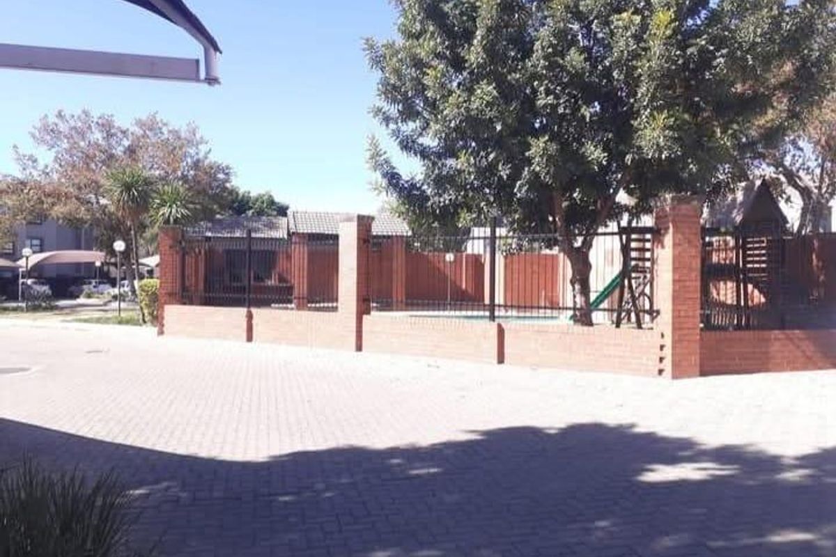 Townhouse For Sale In Randburg - Photo 4