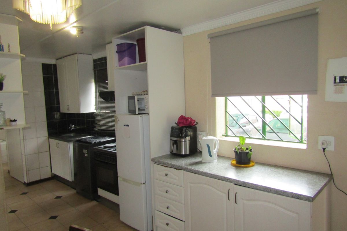 Apartment For Sale In Johannesburg - Photo 4