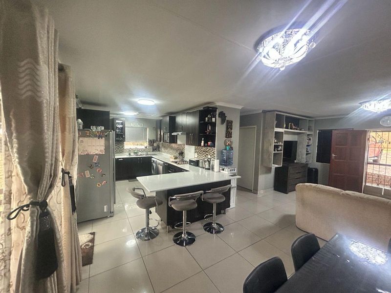 House Pending Sale In Midrand - Photo 4