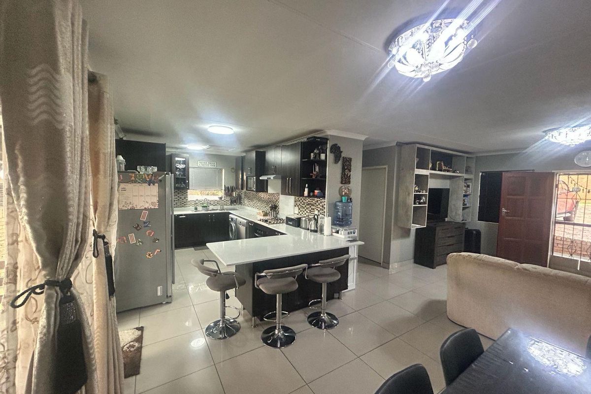 House Pending Sale In Midrand - Photo 4