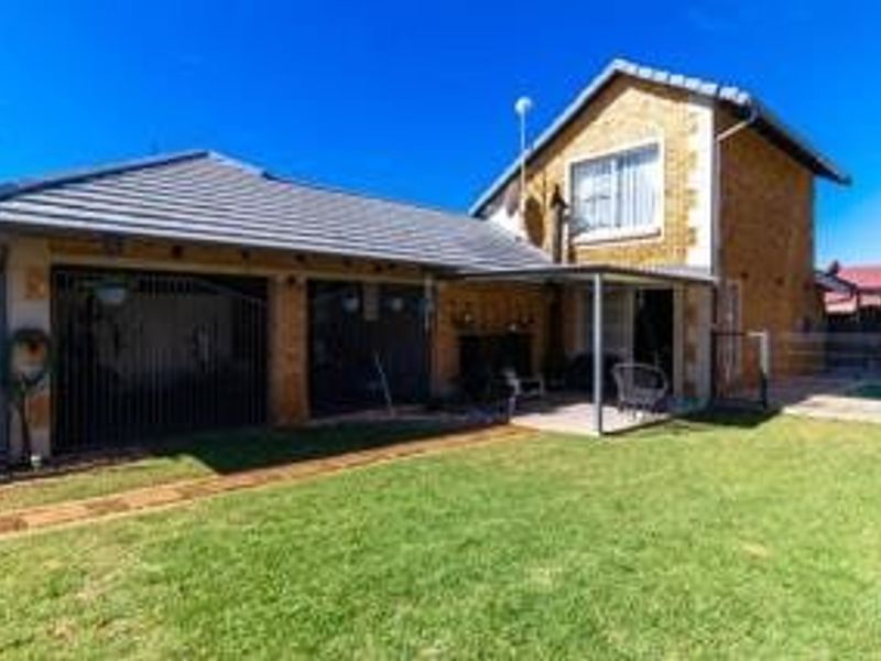 Townhouse For Sale In Kempton Park - Photo 2