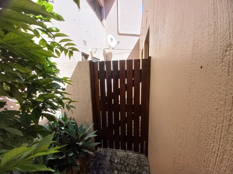 Townhouse For Sale In Margate - Photo 4