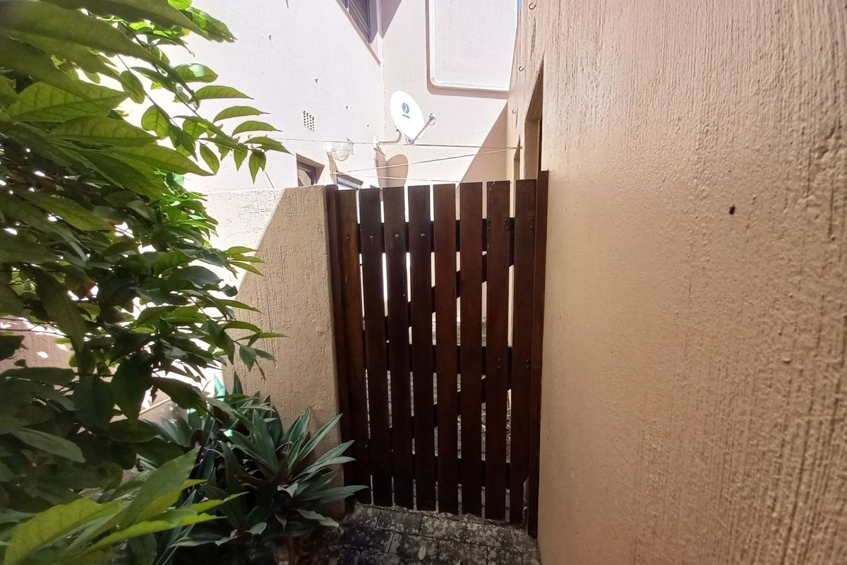 Townhouse For Sale In Margate - Photo 4