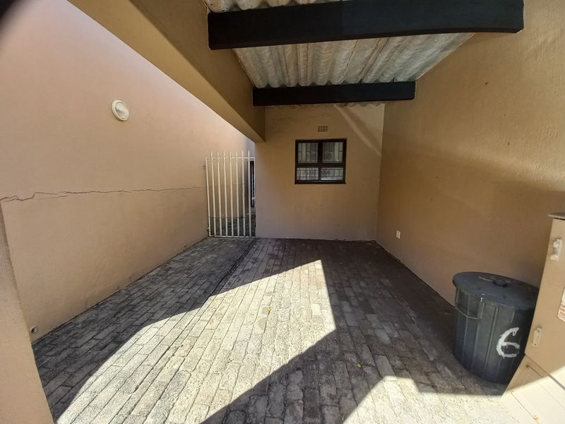 Townhouse For Sale In Margate - Photo 5