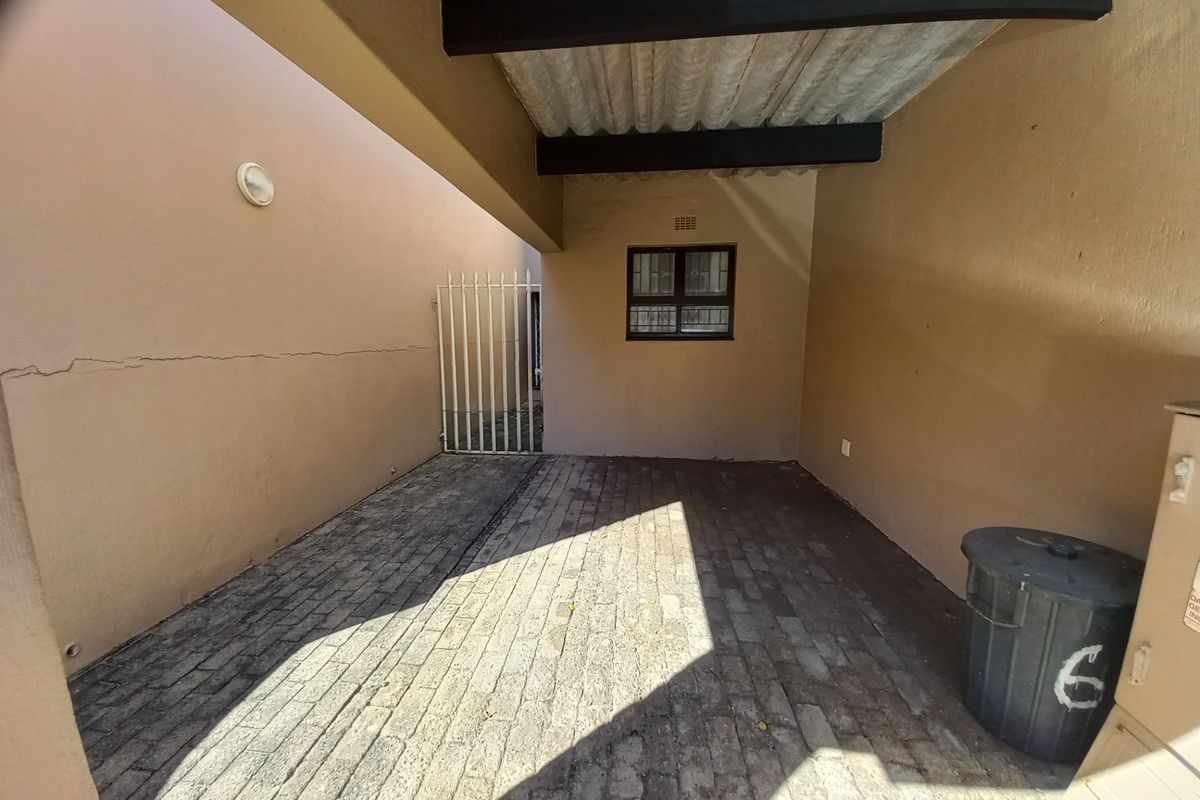 Townhouse For Sale In Margate - Photo 5