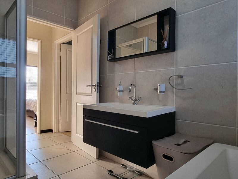 Townhouse For Sale In Johannesburg - Photo 5