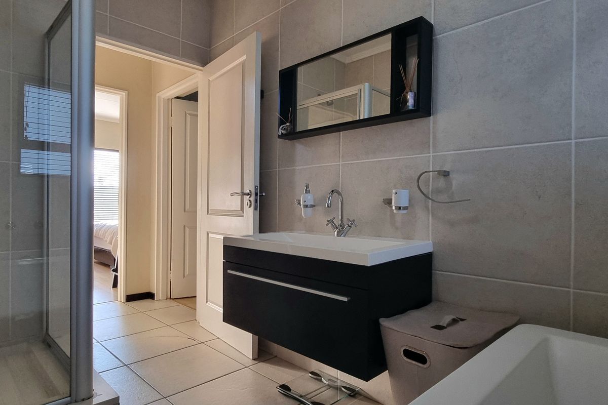 Townhouse For Sale In Johannesburg - Photo 5