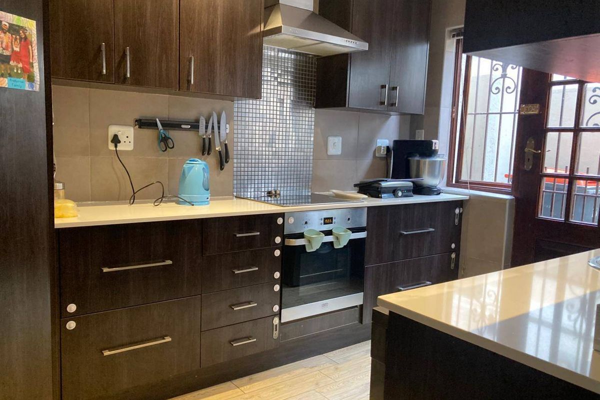 Apartment For Sale In Bedfordview - Photo 5