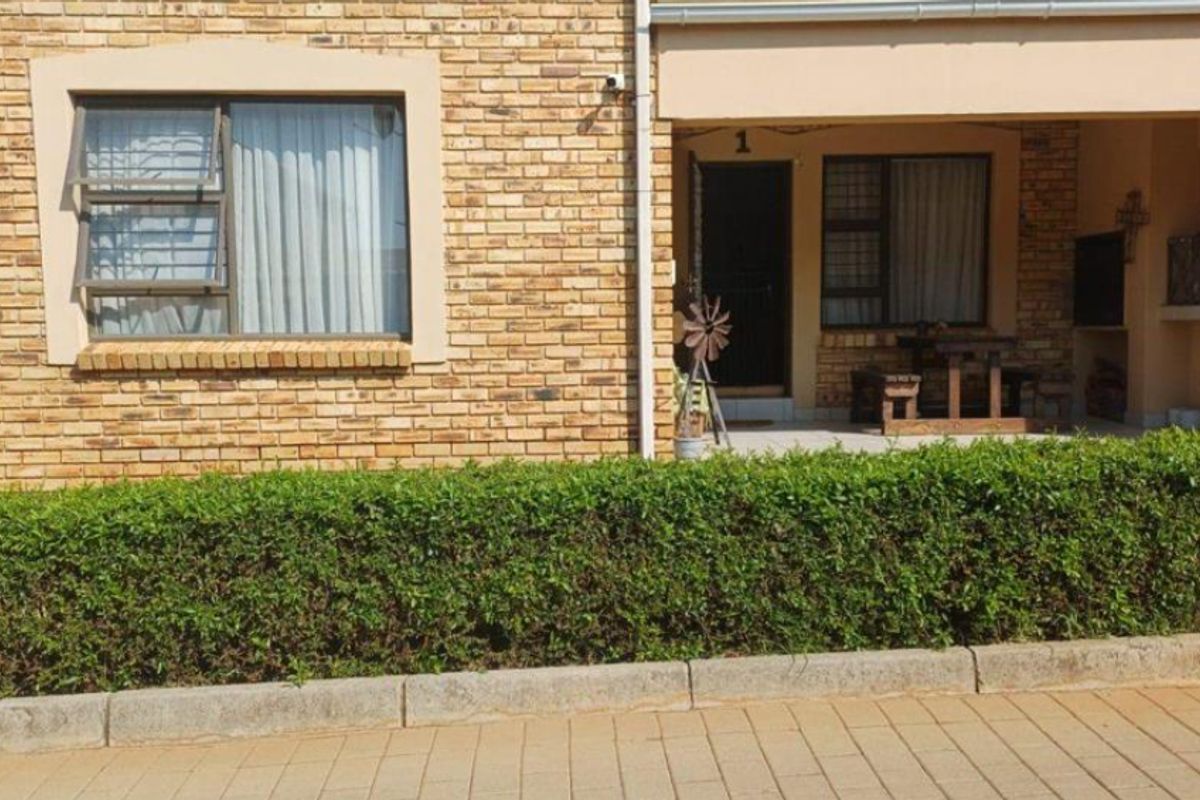 Townhouse For Sale In Randfontein - Photo 2