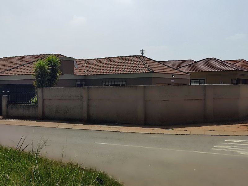 House For Sale In Boksburg - Photo 2