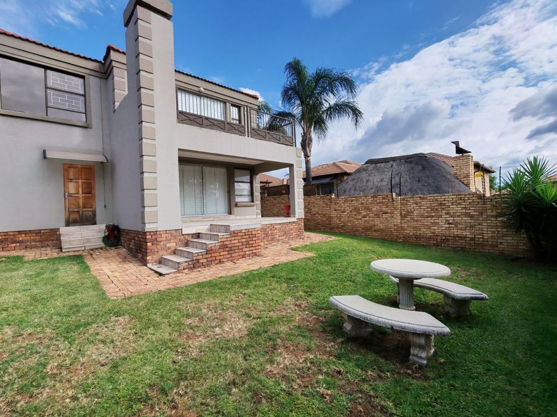 Townhouse Rental Monthly In Midrand - Photo 2