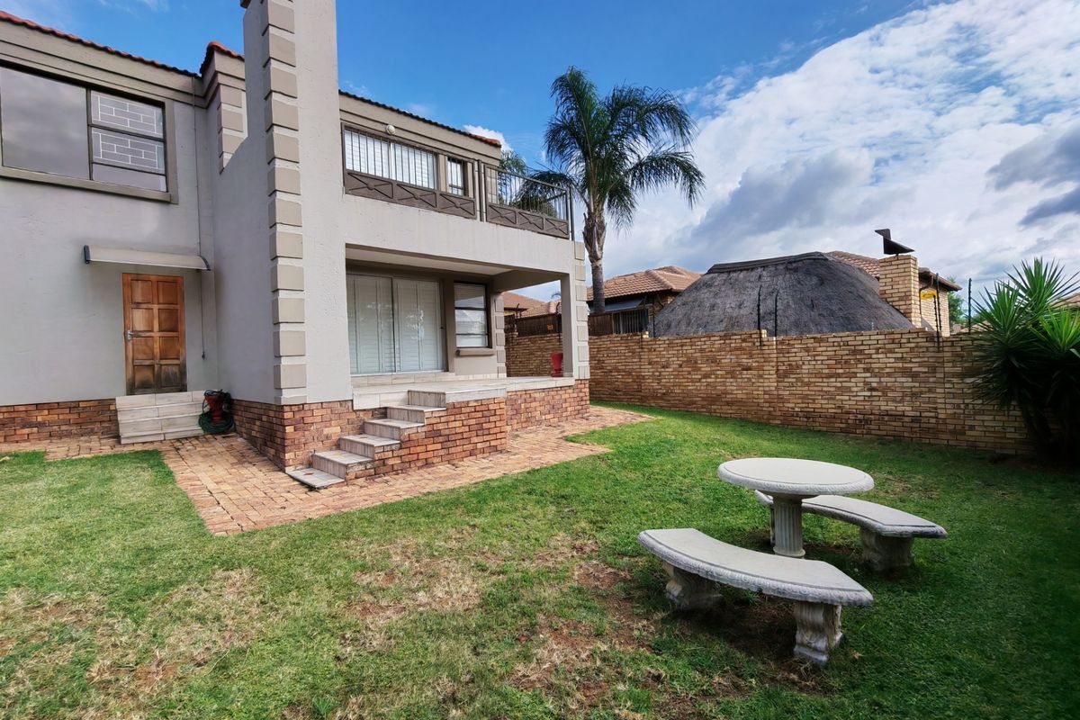 Townhouse Rental Monthly In Midrand - Photo 2