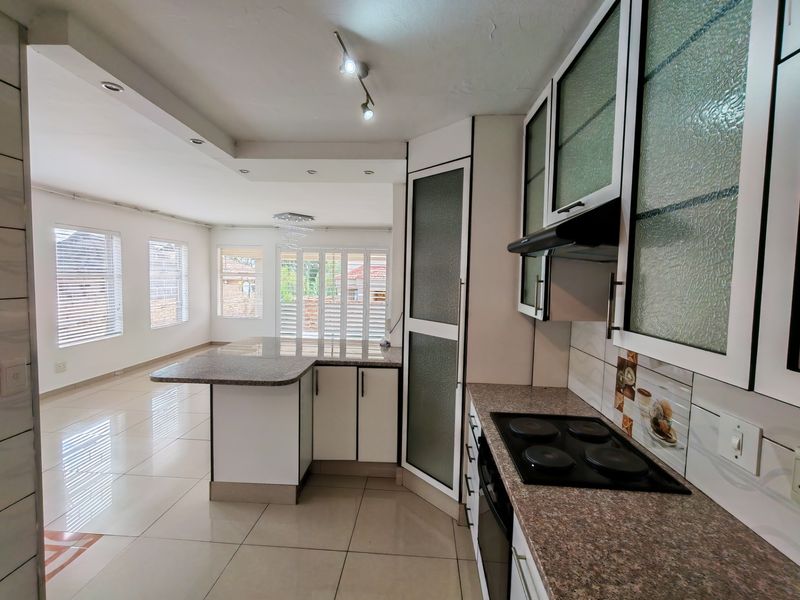 Townhouse Rental Monthly In Midrand - Photo 10