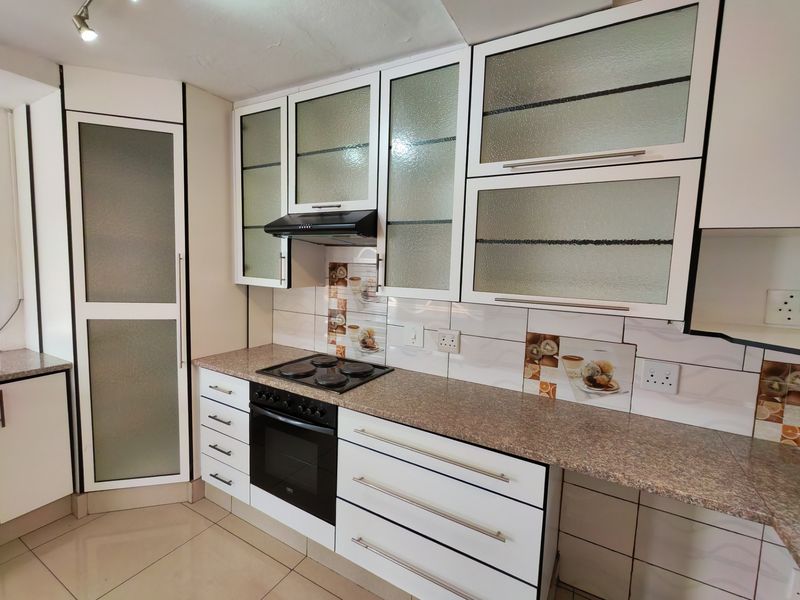 Townhouse Rental Monthly In Midrand - Photo 9