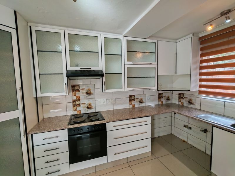 Townhouse Rental Monthly In Midrand - Photo 8