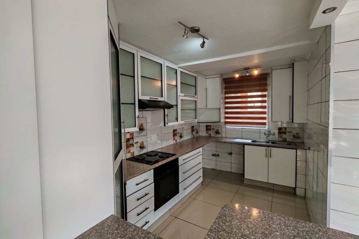 Townhouse Rental Monthly In Midrand - Photo 5