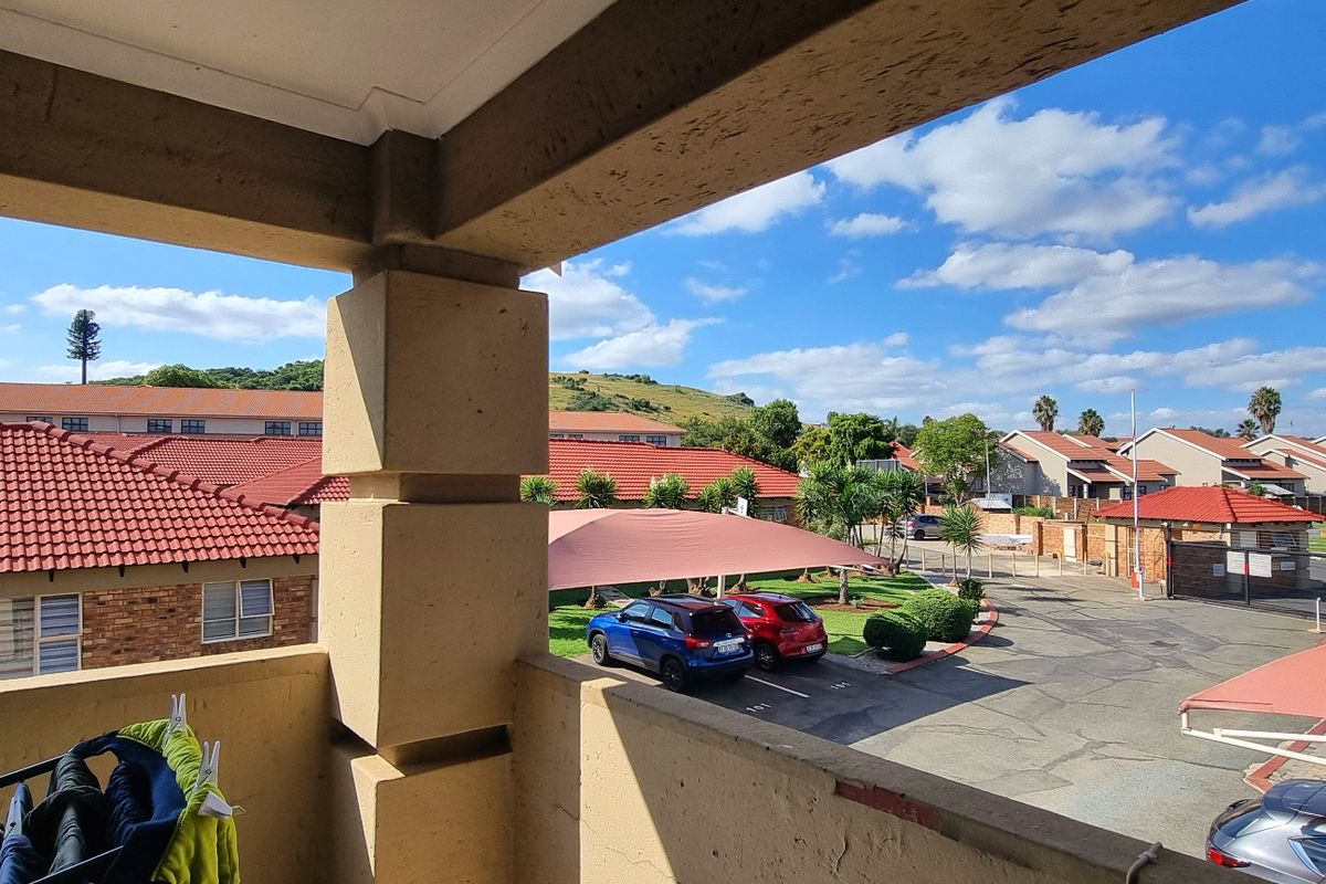 Apartment For Sale In Johannesburg - Photo 5