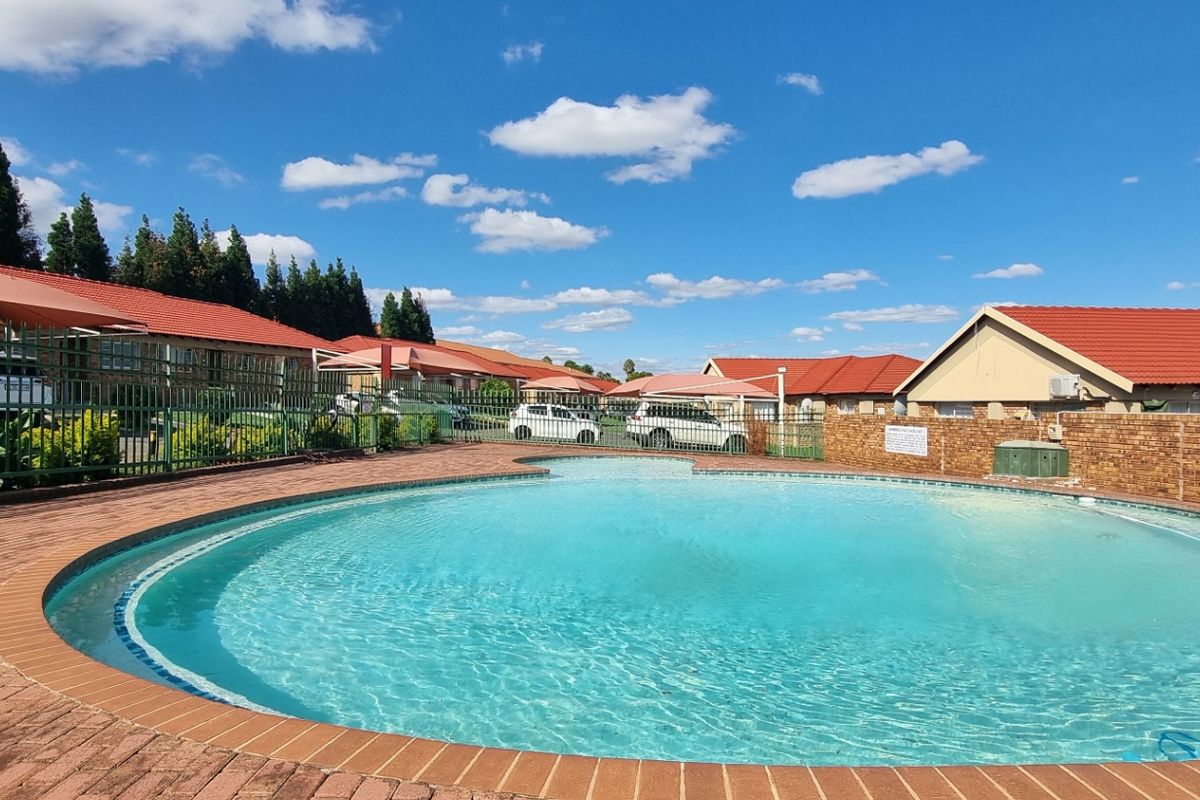 Apartment For Sale In Johannesburg - Photo 2