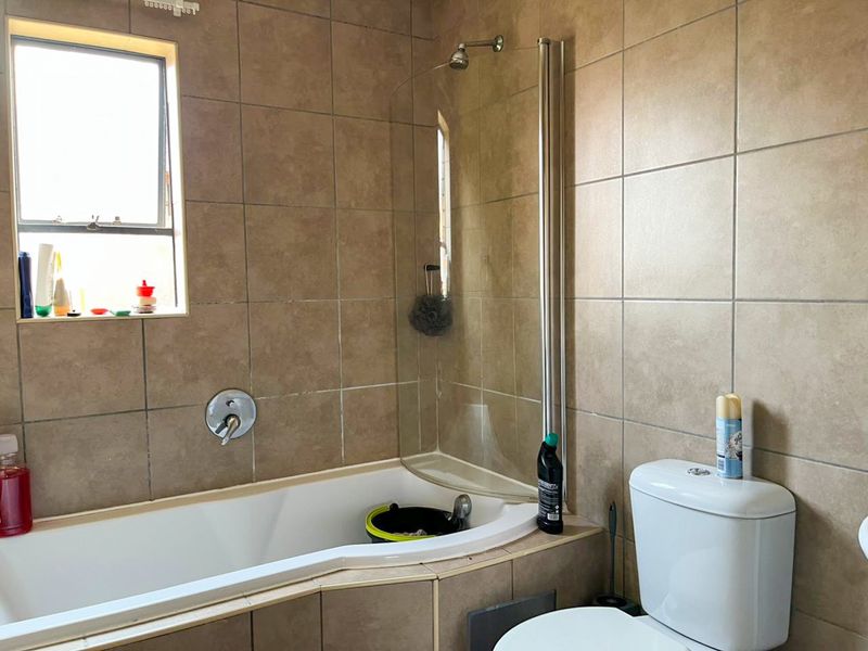 Apartment For Sale In Johannesburg - Photo 9