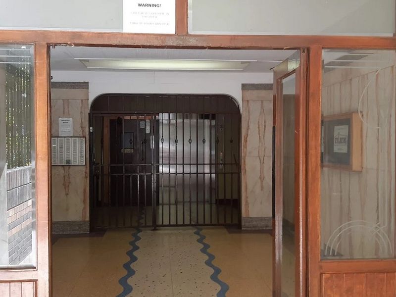 Apartment For Sale In Johannesburg - Photo 2