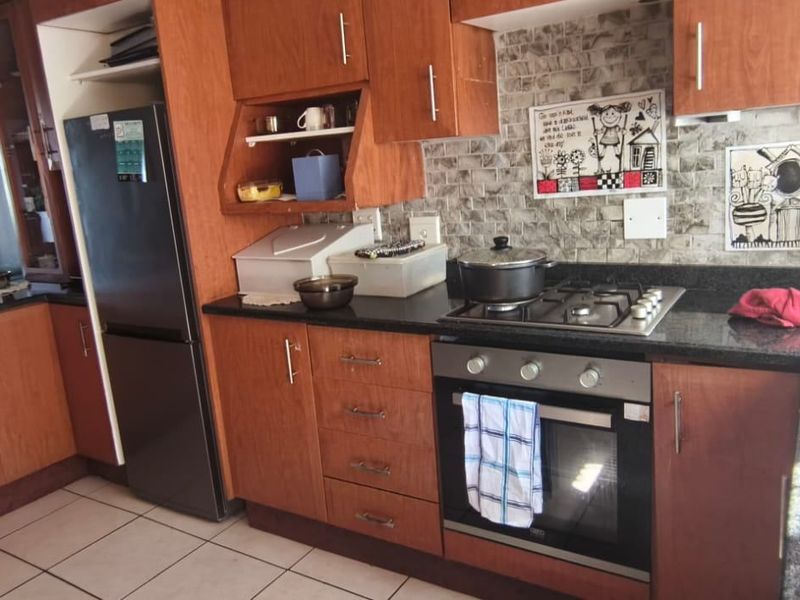 Townhouse For Sale In Port Edward - Photo 5