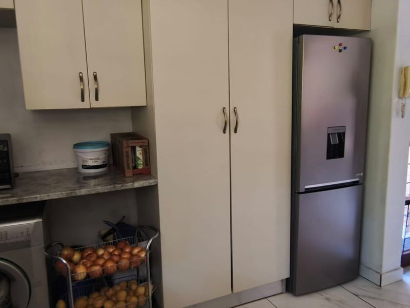 Townhouse For Sale In Margate - Photo 8