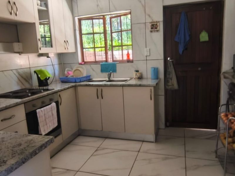 Townhouse For Sale In Margate - Photo 6