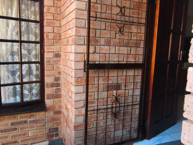 Townhouse For Sale In Margate - Photo 4