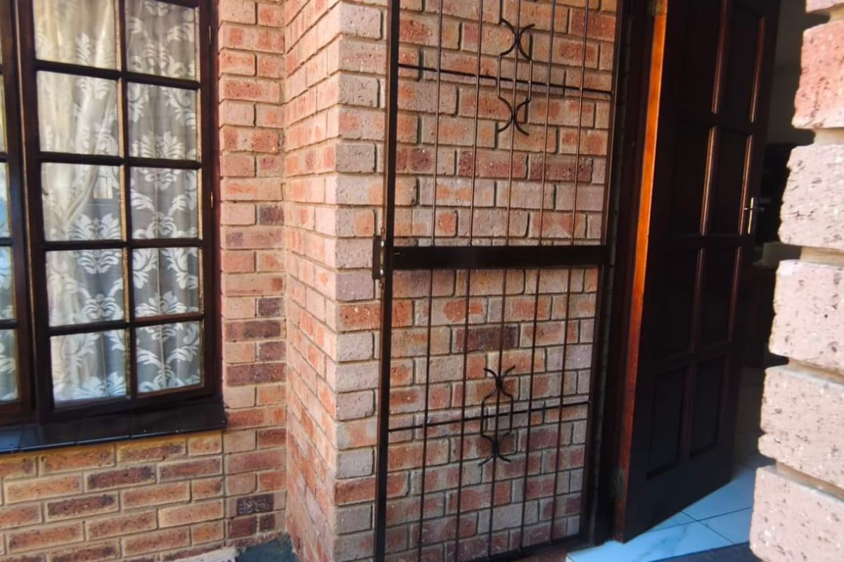 Townhouse For Sale In Margate - Photo 4