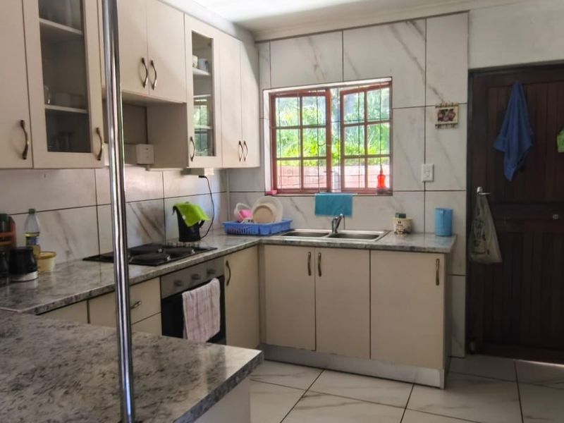 Townhouse For Sale In Margate - Photo 5