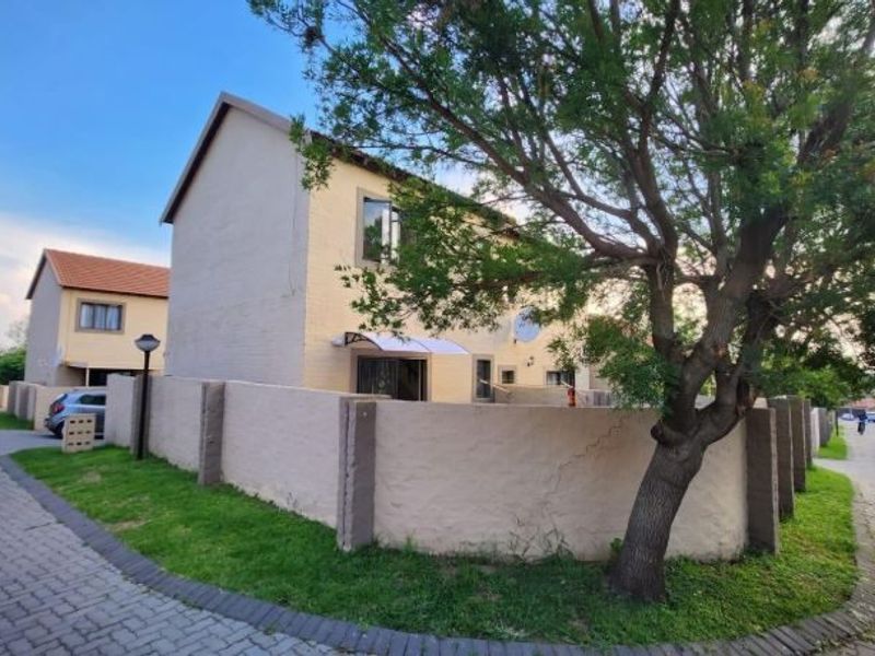 Townhouse For Sale In Midrand - Photo 2