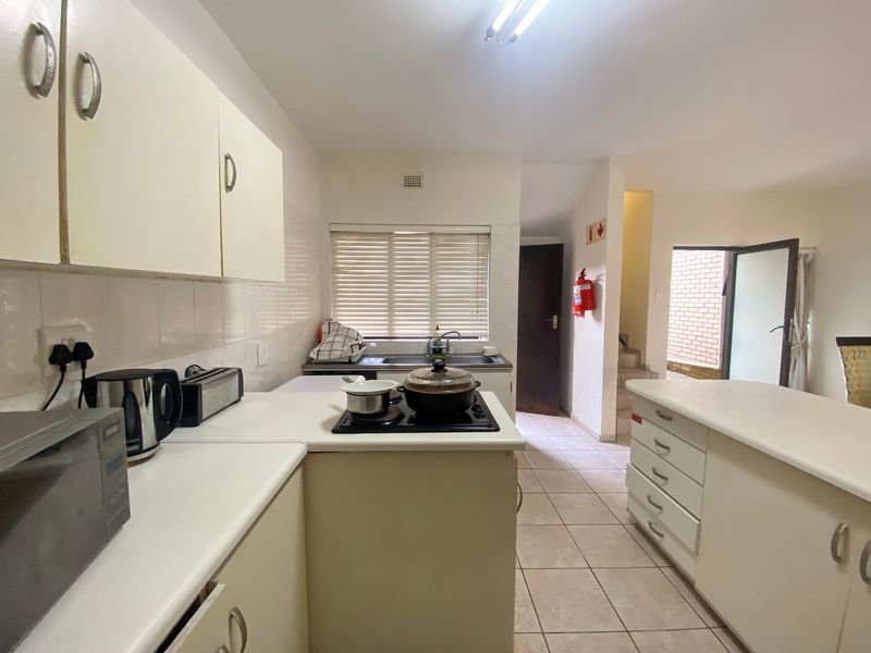 Townhouse Rental Monthly In Margate - Photo 10