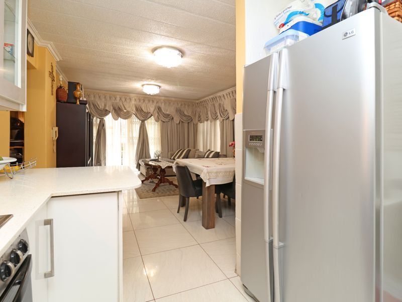 Apartment For Sale In Johannesburg - Photo 8